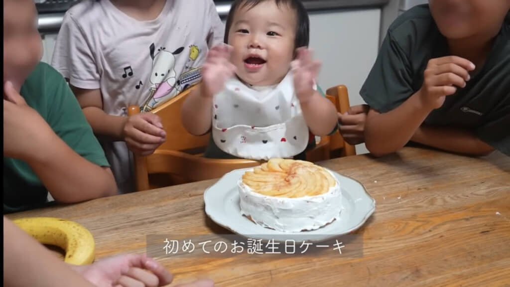 お姉ちゃんお兄ちゃんに囲まれながら、初めての誕生日ケーキを少しずつ味わったあおちゃんでした