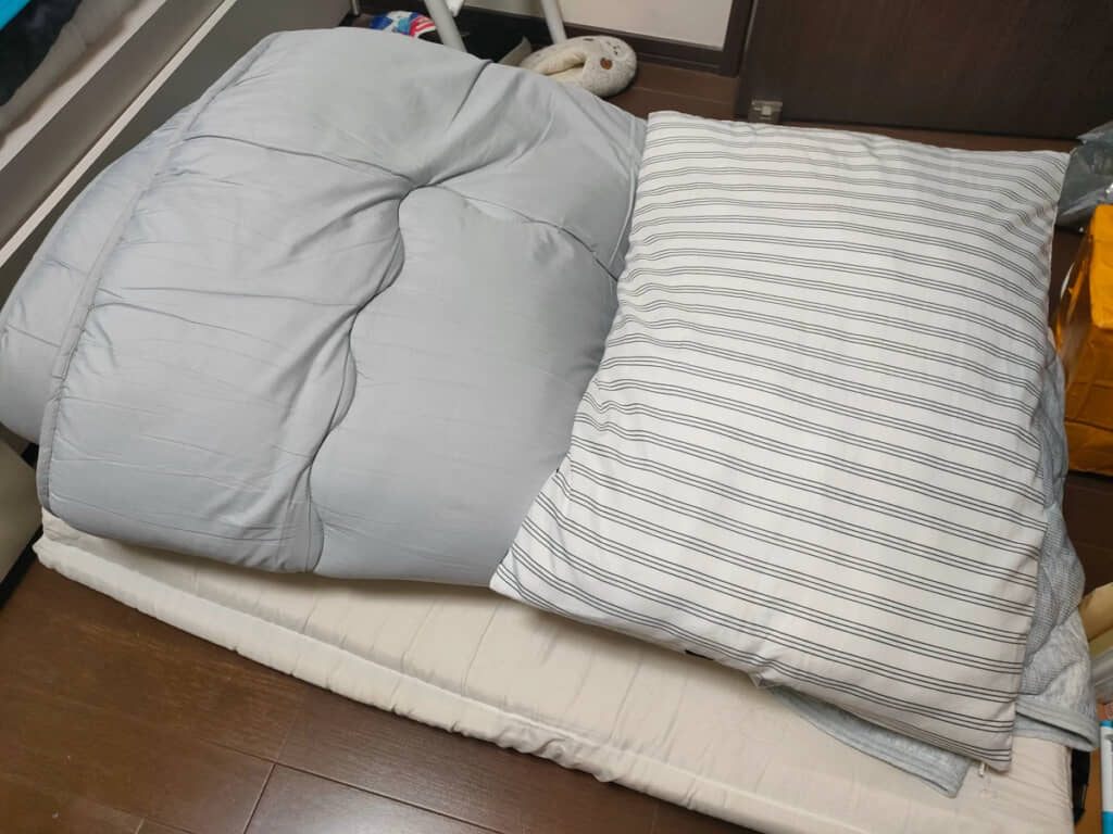 娘さんのお友達が寝ていた布団。翌朝の光景がこちら