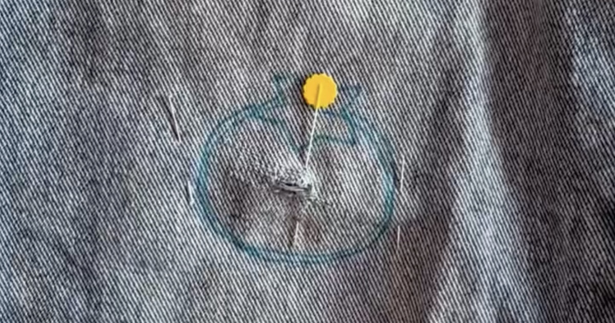 穴が開いたデニムは捨てないで!→ハギレを貼り付けて、チクチク縫ったら…… 驚きの仕上がりに「私もやってみる」【海外】(1/2) | ハンドメイド ねとらぼ