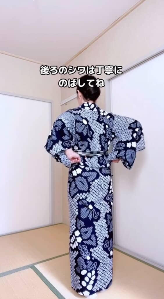 後ろのシワを伸ばす様子