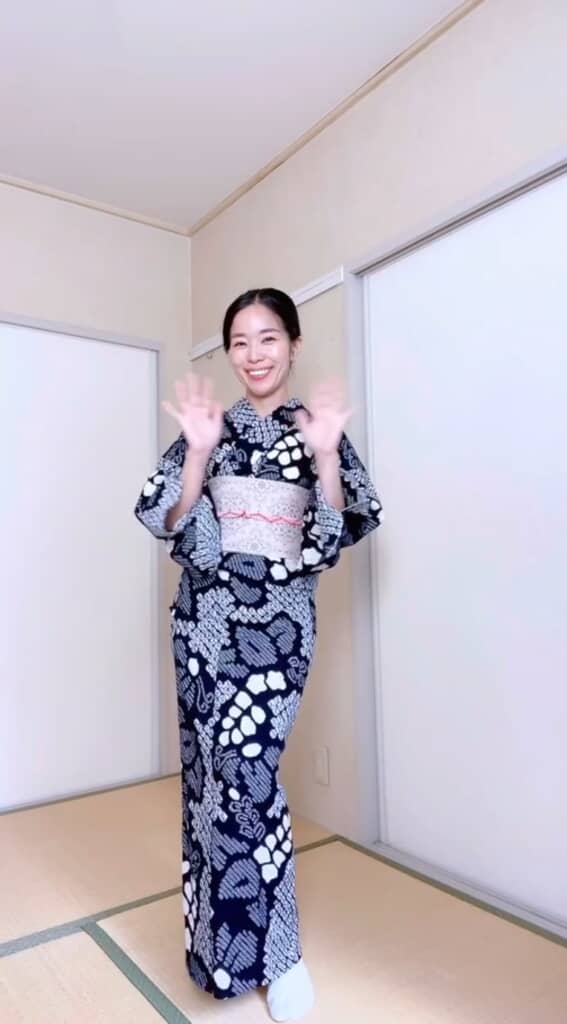 シックな浴衣を現代的にコーデ