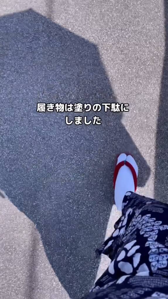 足元には塗りの下駄を