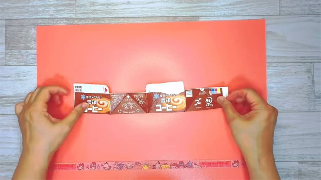 紙パックをカットします