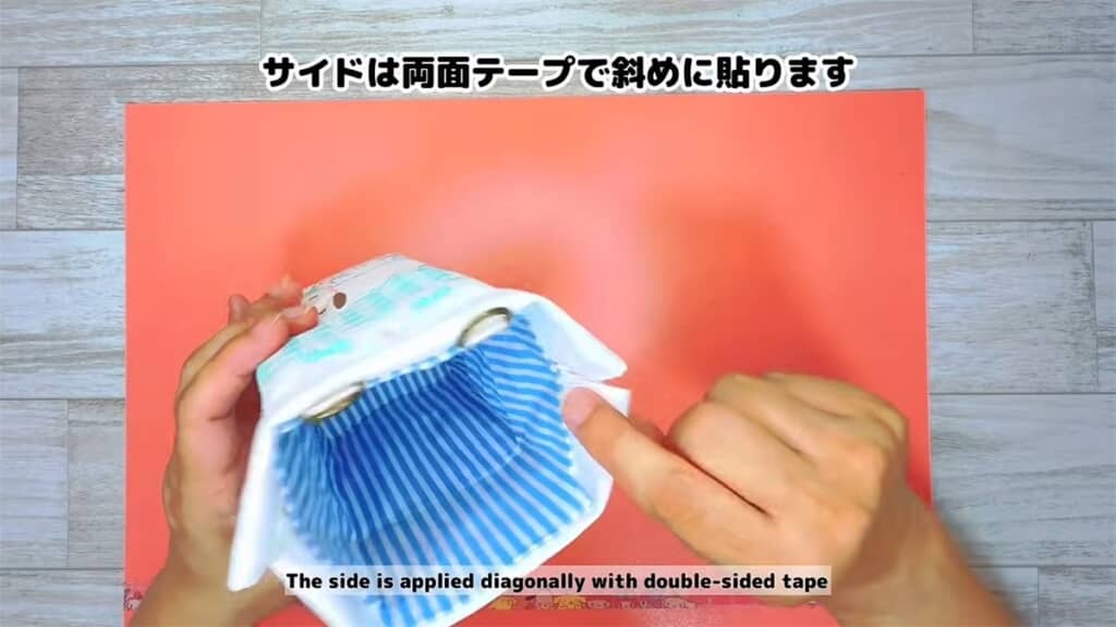 巾着袋の中に紙パックを入れます