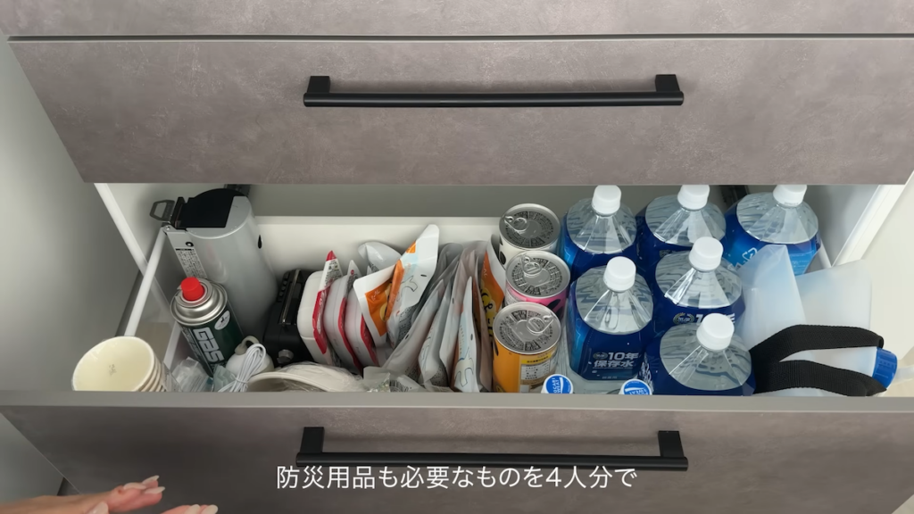 3段ある棚の最下段には、家族4人分の防災用品を収納