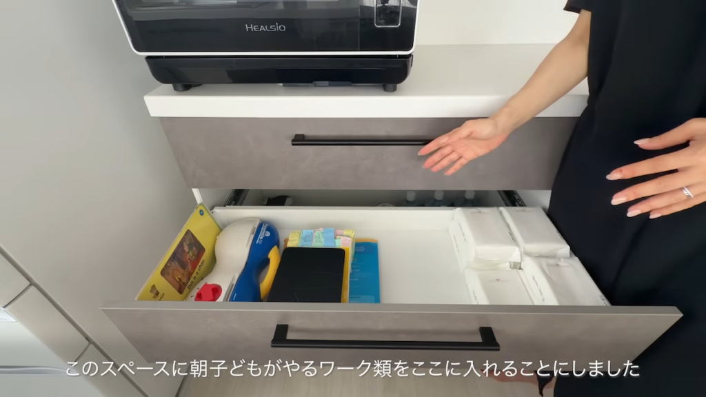 中段には子どもたちの教材を収納
