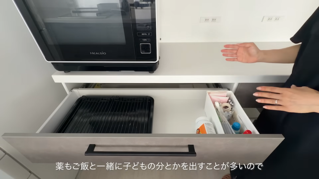上段にはオーブンレンジの天板とサプリメントなどを収納