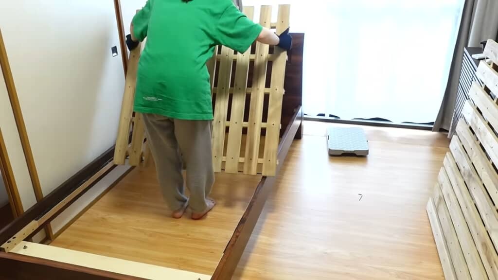 ベッドは解体して運びます