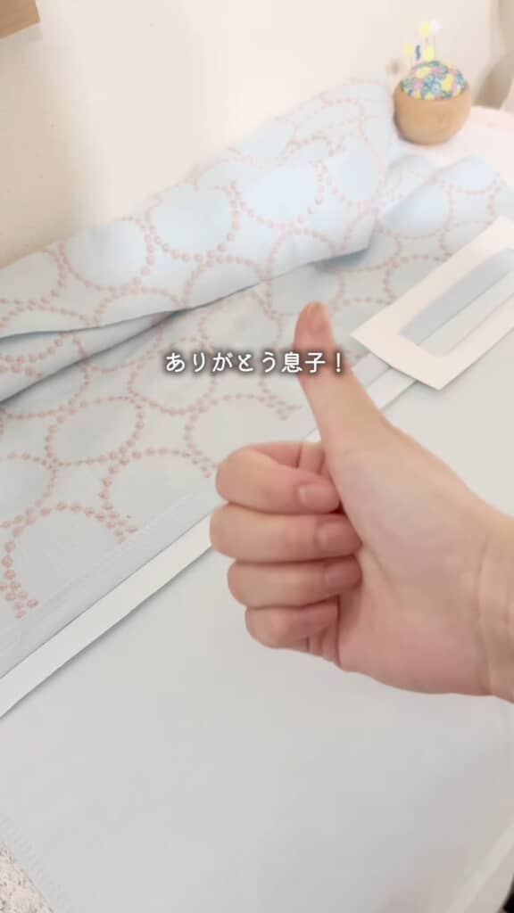 親指を立てているところ