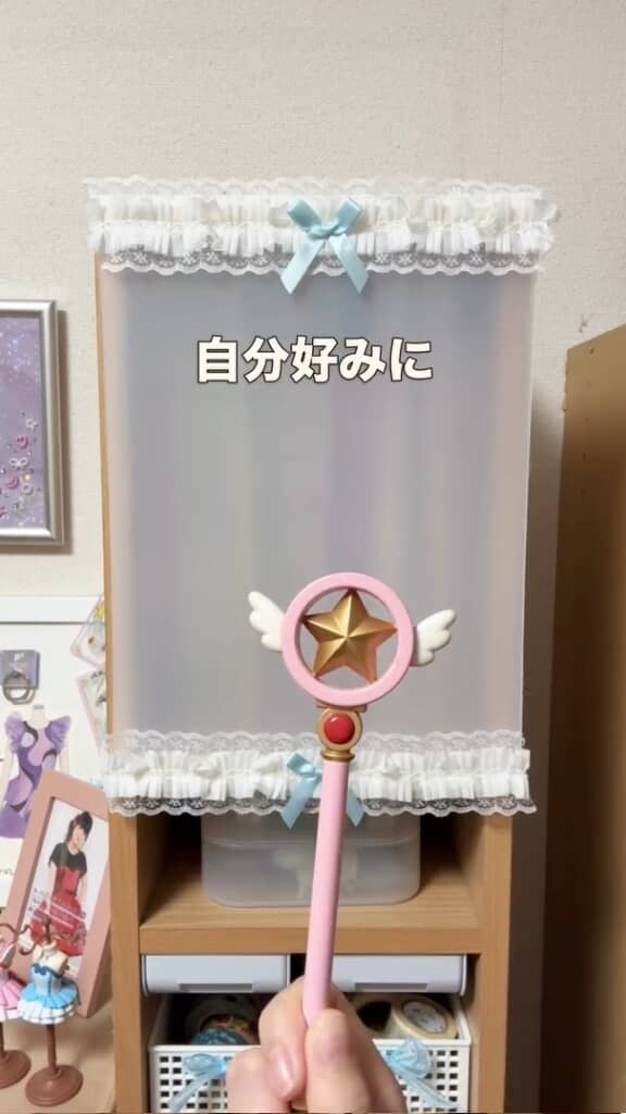 「カードキャプター さくら」の星の杖をかざしている