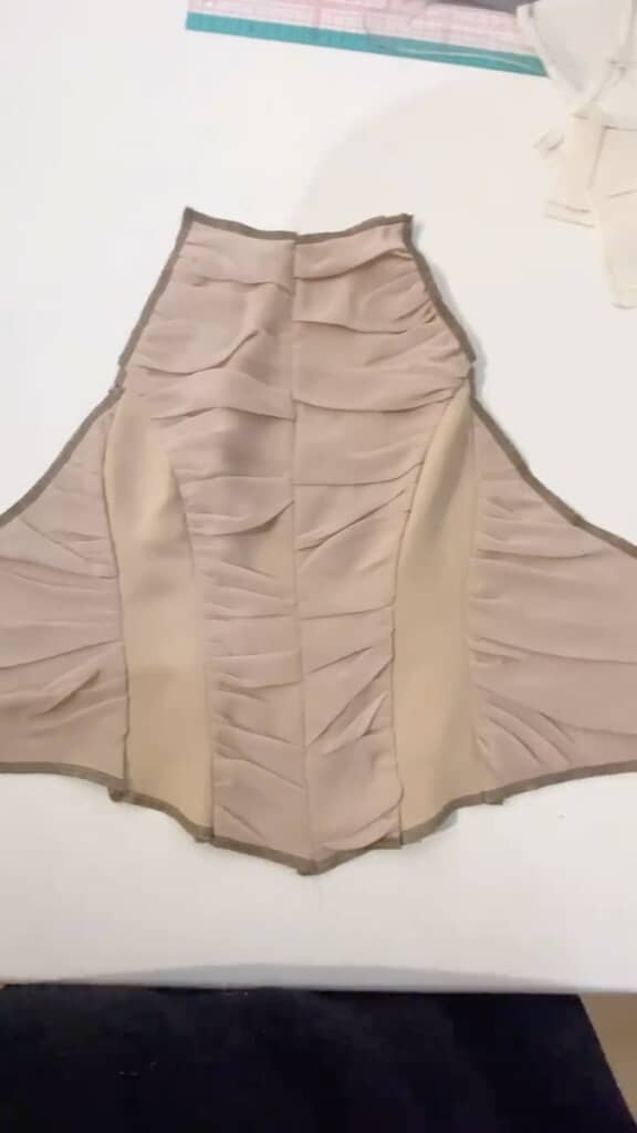 パーツを丁寧につなぎ合わせると、服の土台が完成