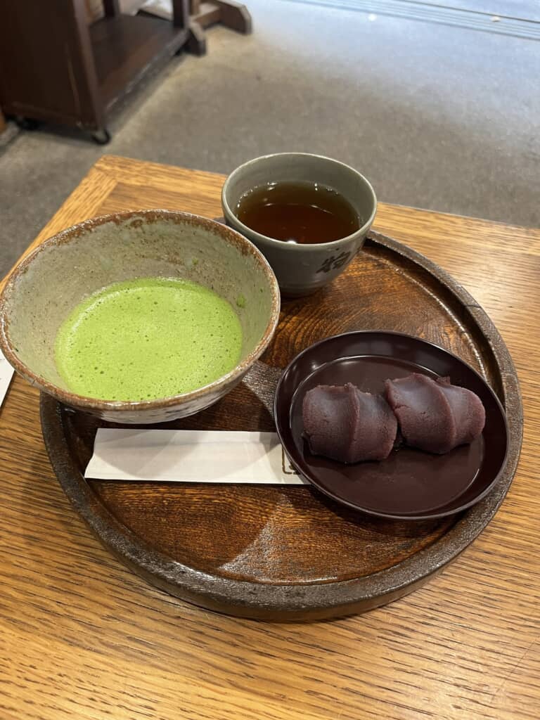注文した赤福と抹茶のセット