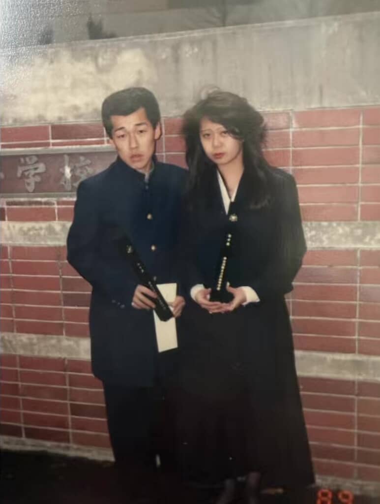 卒業証書を手に並ぶ2人