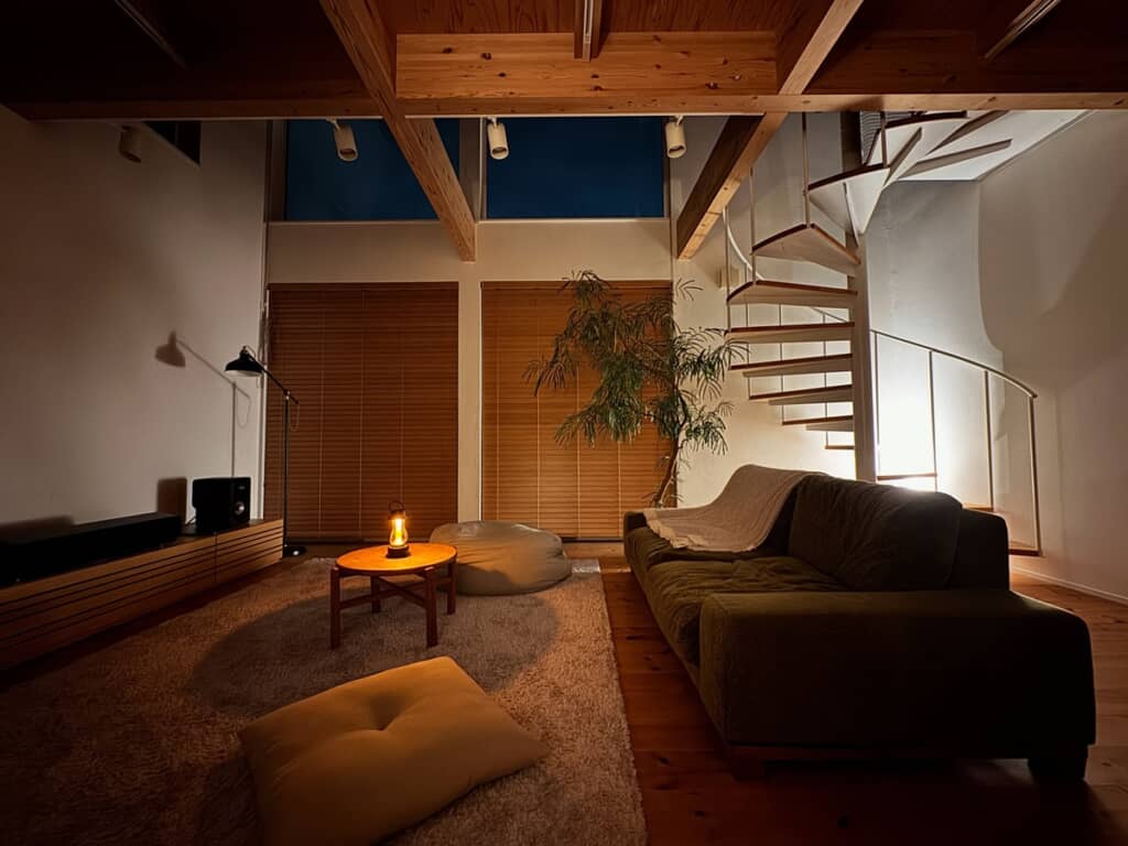 投稿者が27歳の頃に建てた注文住宅の室内を夜間に撮った写真