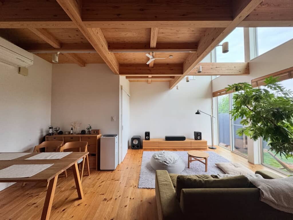 投稿者が27歳の頃に建てた注文住宅の室内を日中に撮った写真