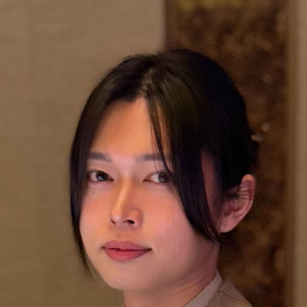 結婚式へお呼ばれ→GUのスーツ上下を着たら…… まさかの参列姿に「えっ嘘でしょ?」「披露宴会場ザワついたのでは」 | ライフスタイル ねとらぼ