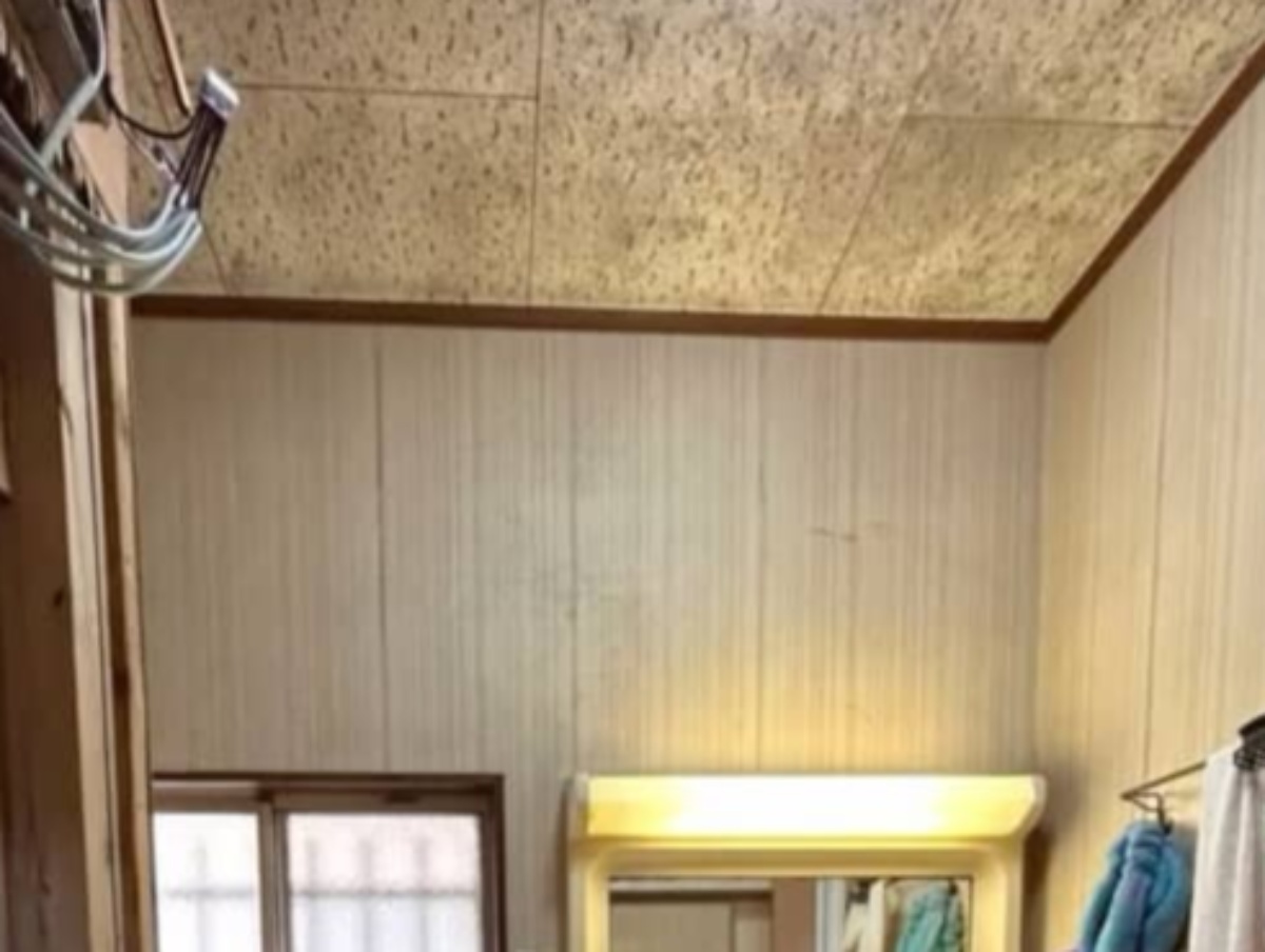 築47年、義祖父宅の&ldquo;カビだらけな洗面所&rdquo;&rarr;メルカリで買った ...
