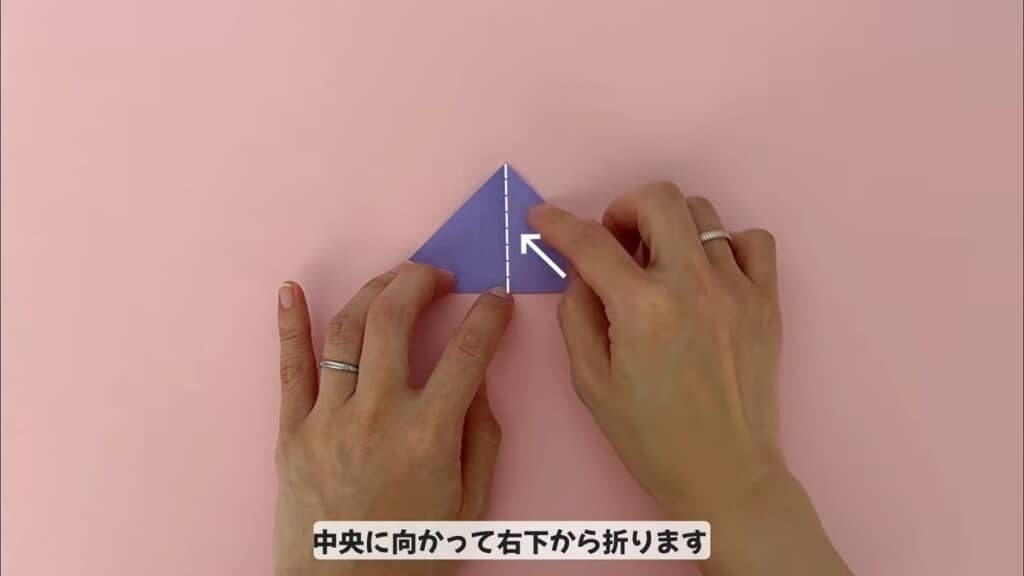 紫色の紙を折ってリンドウの花部分を作る