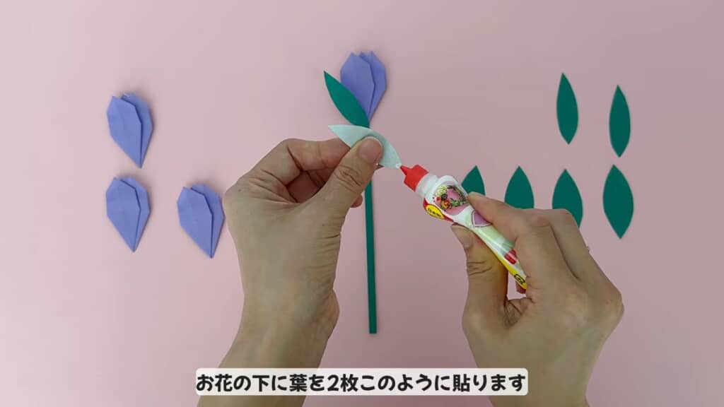 茎に花と葉っぱを貼る作業