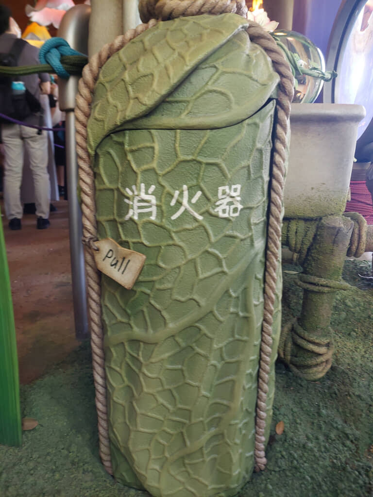 巨大な葉っぱとロープで覆われた消火器