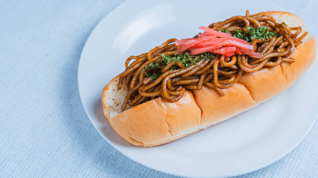 一般的な焼きそばパンのイメージ(出典:PIXTA)