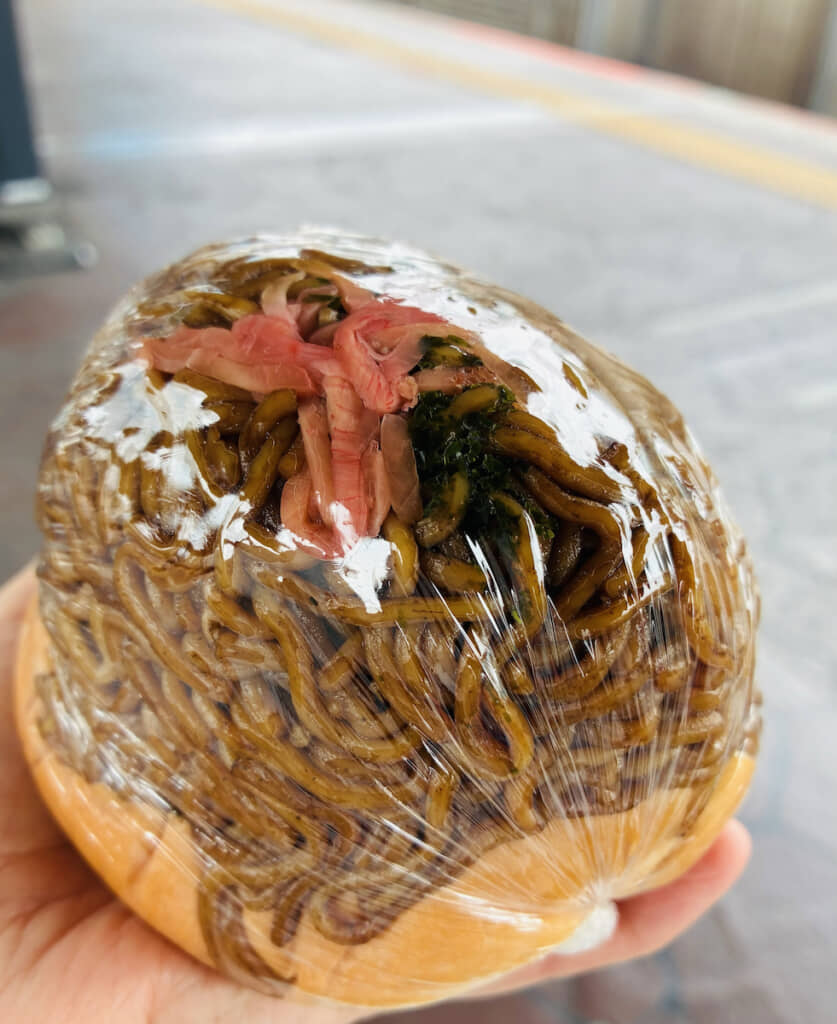パンと焼きそばの比率がすごい