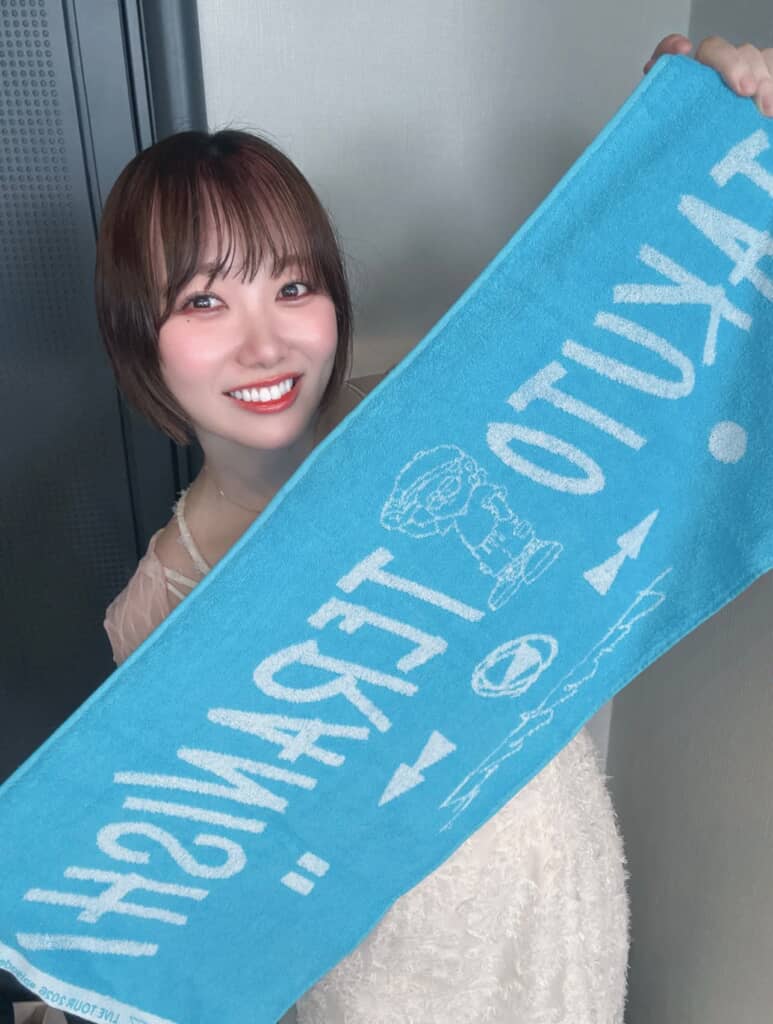 減量後、寺西さんのグッズを持って最高の笑顔