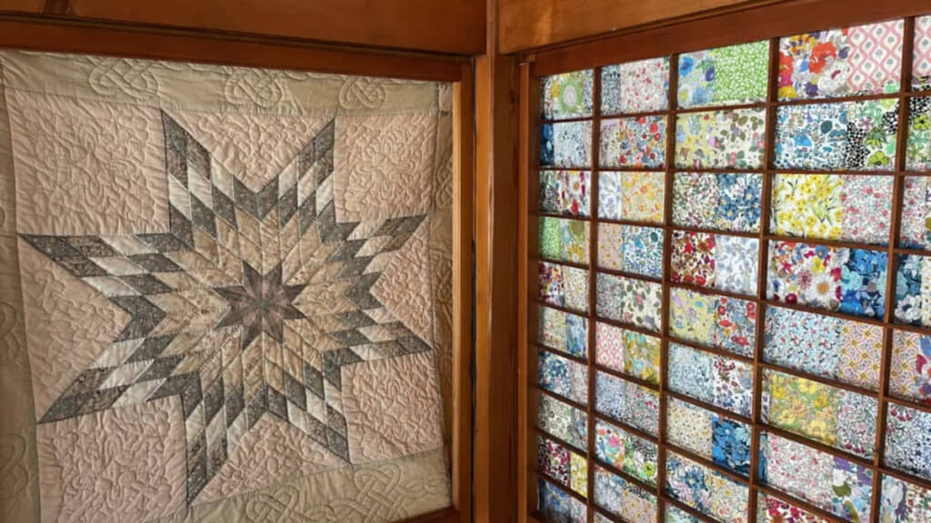 障子の枠がまるでキルト用の額縁のよう(画像左)