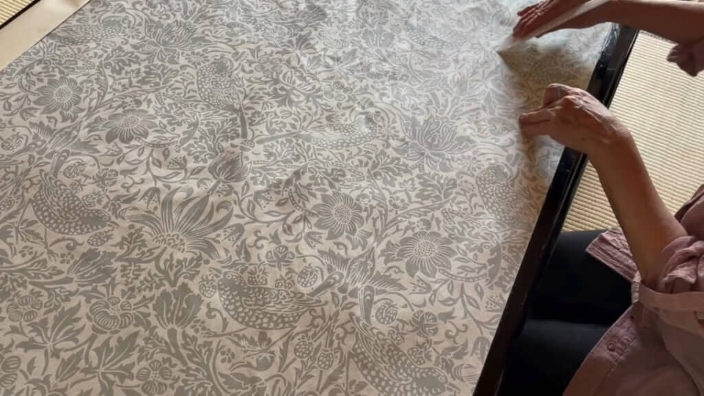 古いふすまも自分の手で生まれ変わらせていく