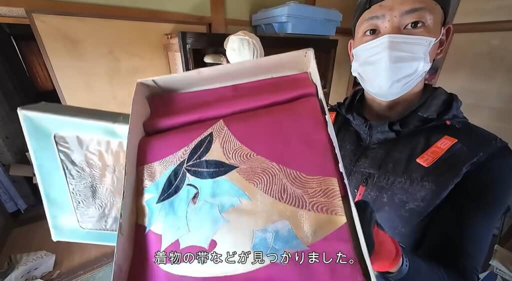 着物の帯も発見