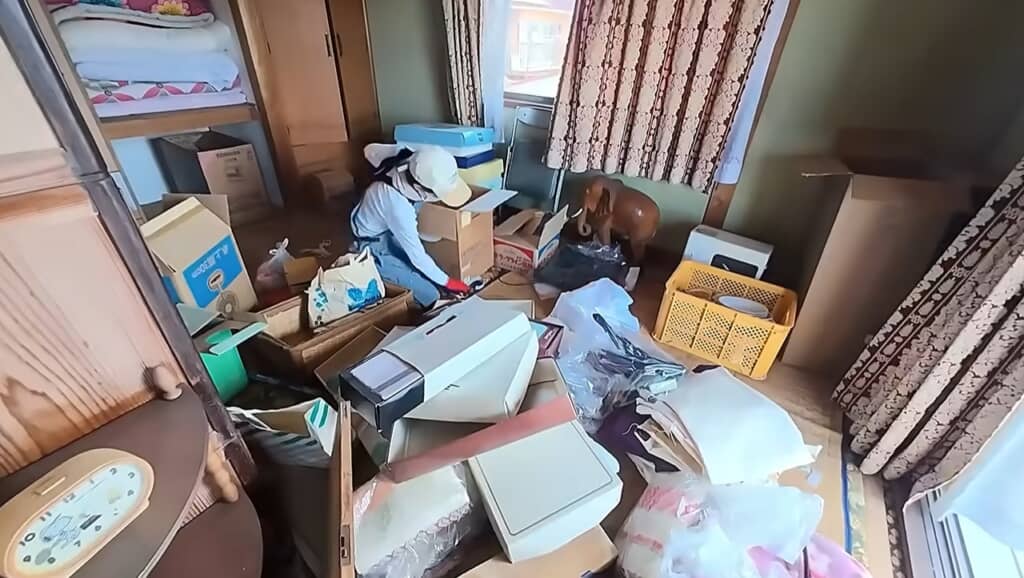 押し入れから引っ張り出したものを一斉撤去