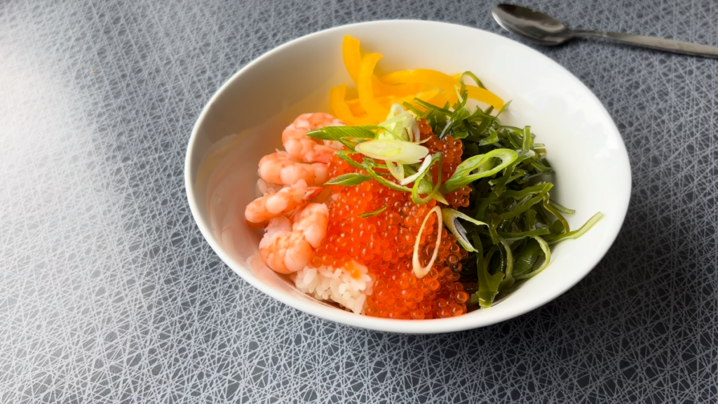 夕食は手に入る食材で作った海鮮風の丼もの
