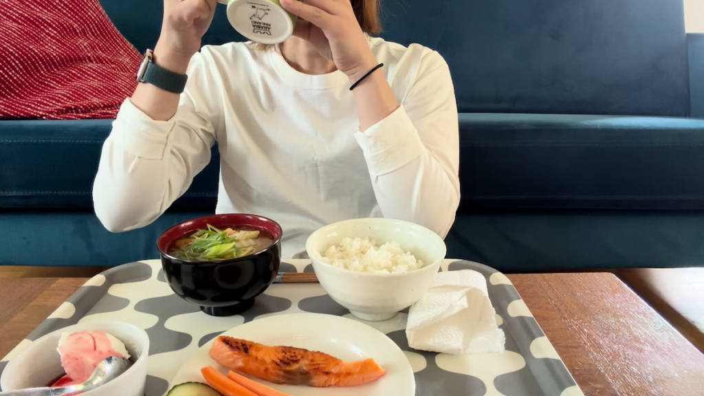 3日目の朝食は、野菜の副菜とヨーグルトを添えた塩鮭定食
