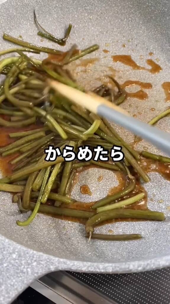 フライパンの中で調味料を入れてからめる