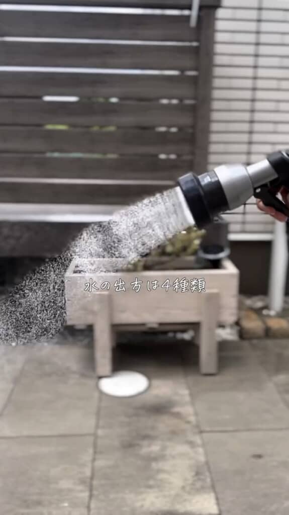 水の出方はシャワー状や一直線など、4種類から選べます