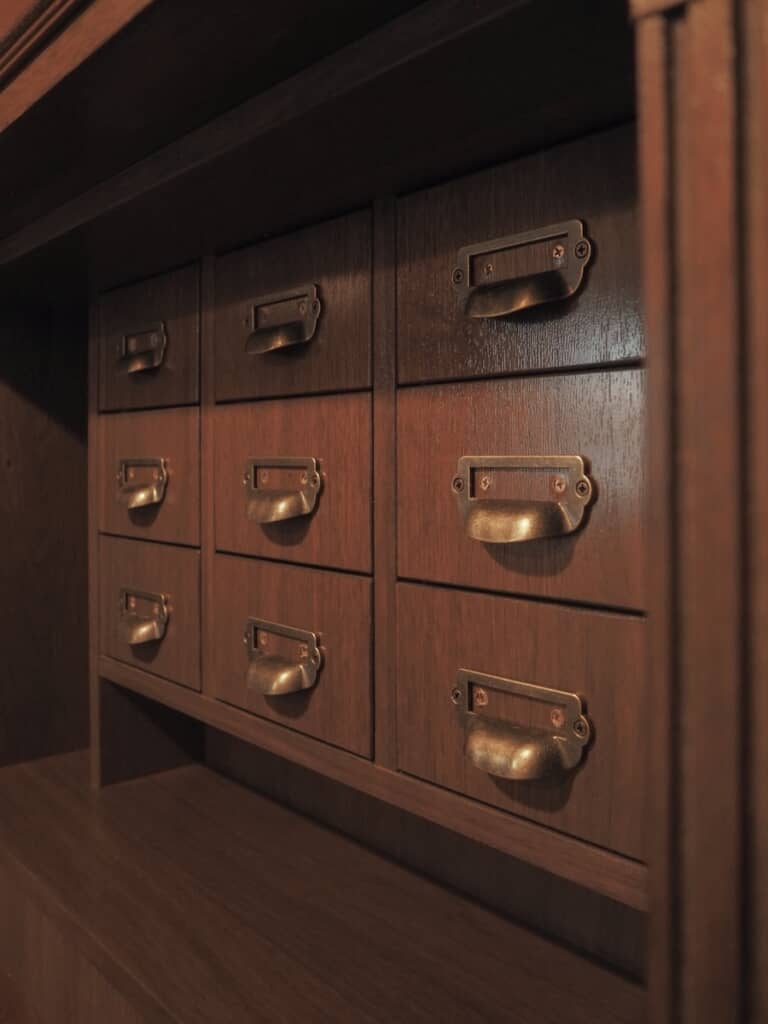 細かなパーツや道具をしまえる収納がたっぷり
