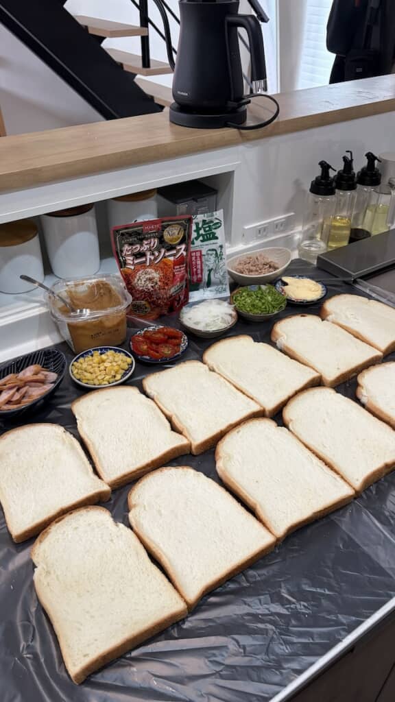 たくさんの食パンを並べて作ったのは……