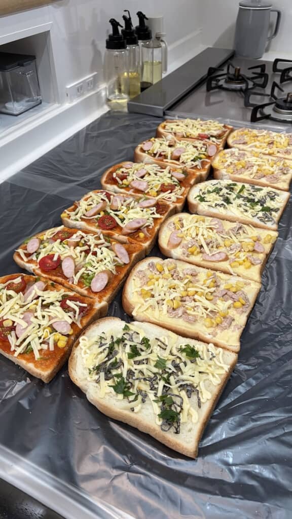 バラエティー豊かなトースト! 冷凍しておき、おなかが空いたらいつでも焼いて食べられるように