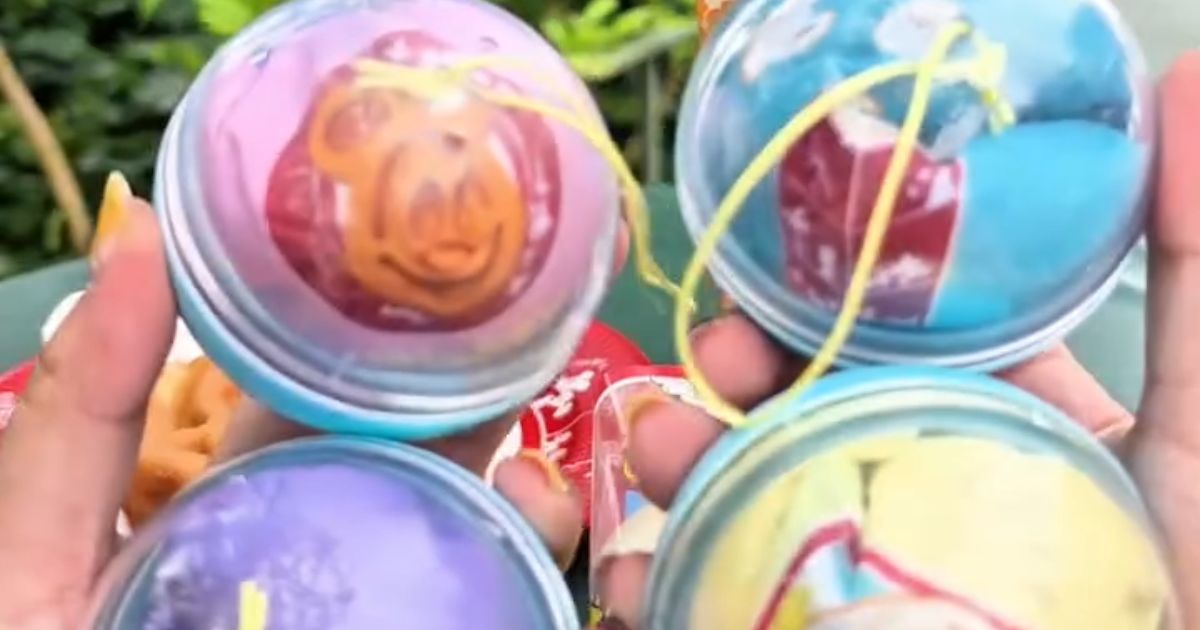 ディズニーランドで“700円”のカプセルトイを回すと……　驚きの中身に「引き強っ」「すごい」（1/3） | ディズニー ねとらぼ