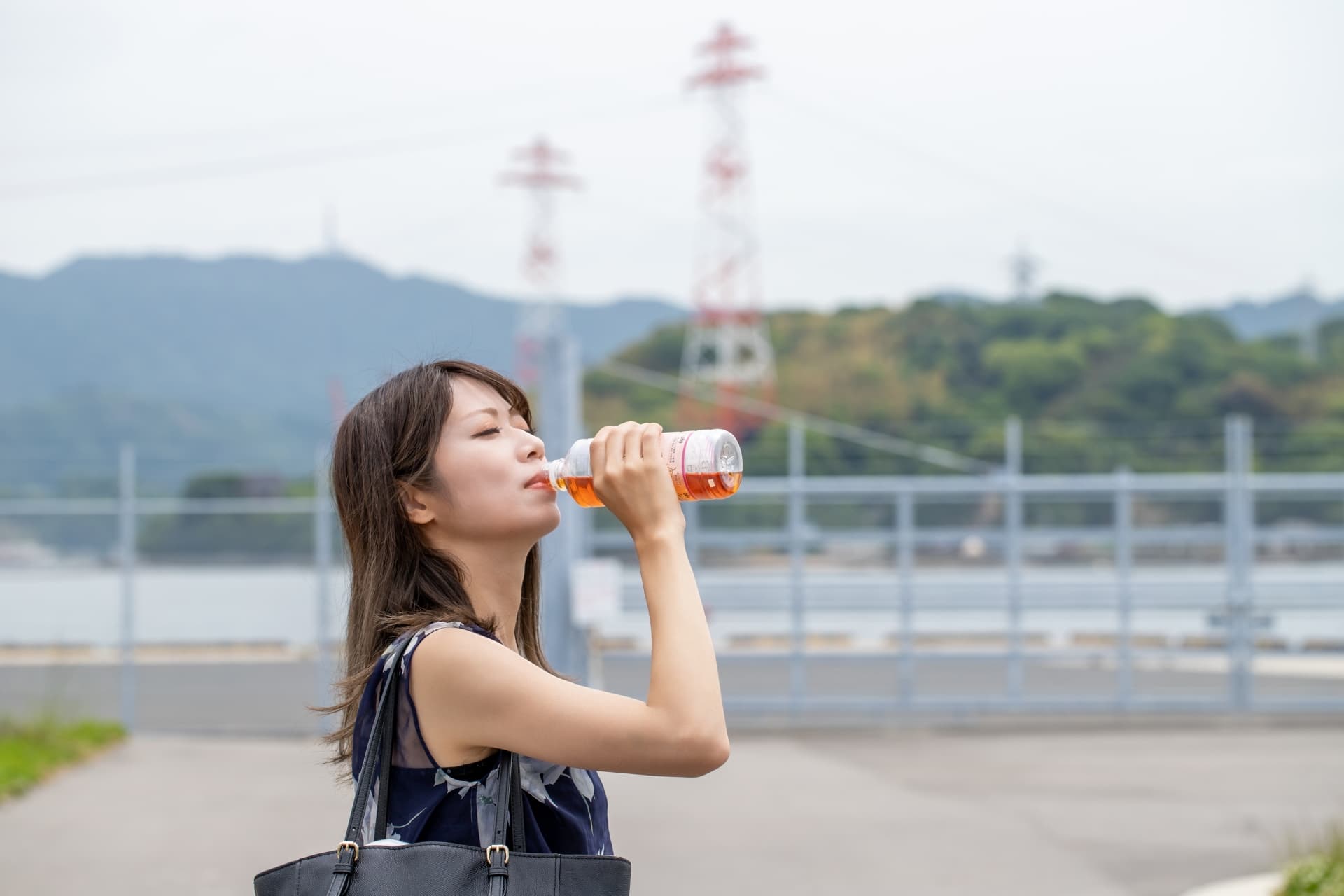 「ごくごく飲もう!」 主婦が選ぶ“リピートしているペットボトルの麦茶”第1位に「お風呂上がりにスイスイ飲める」「おいしい、安い、満足です」の声(1/2) | 飲み物 ねとらぼリサーチ