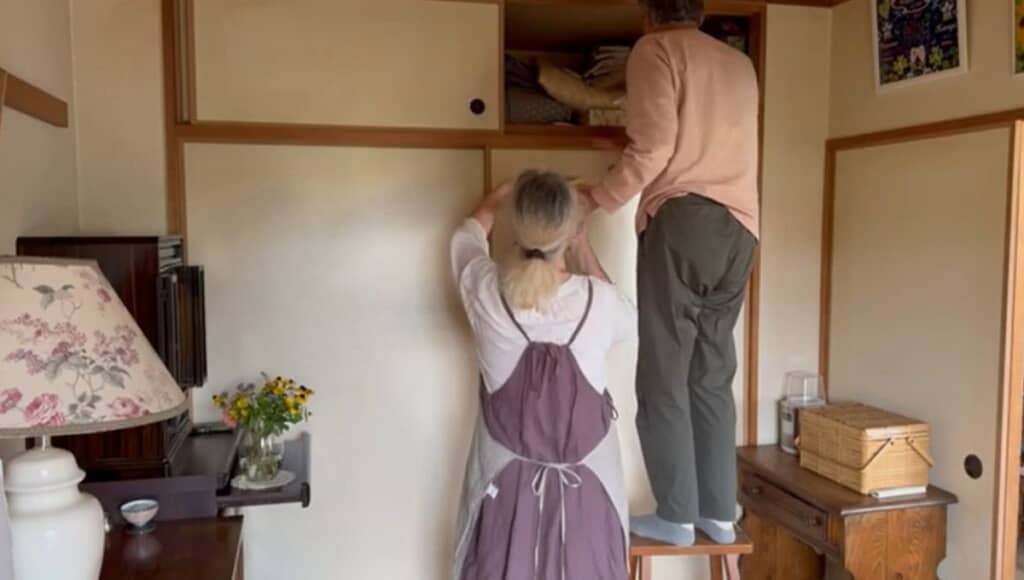 天袋の中のものを夫に出してもらいます