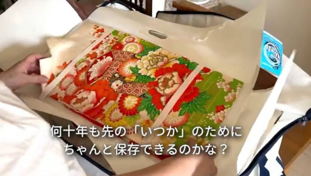 華やかな和服ですが……