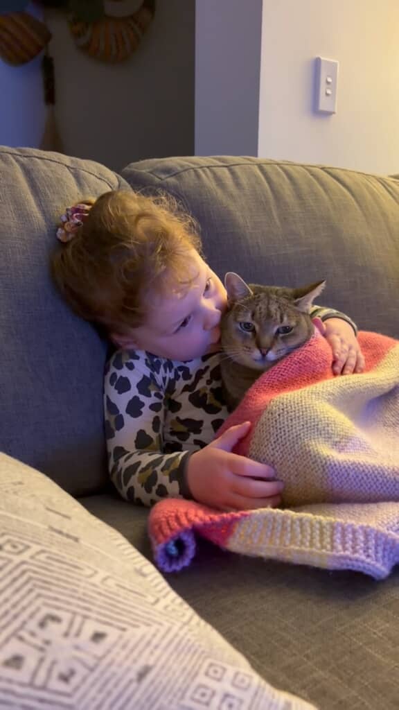 猫にやさしくキスをした息子くん