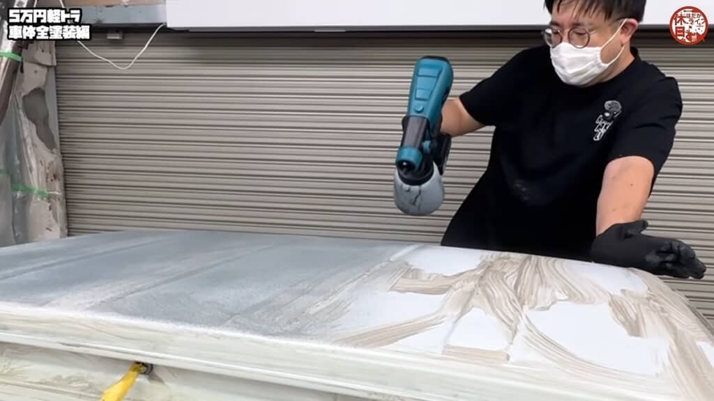 軽トラックのルーフをスプレーガンで塗装