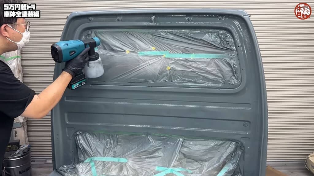 運転席背面に噴霧して塗りが粗い部分を整える