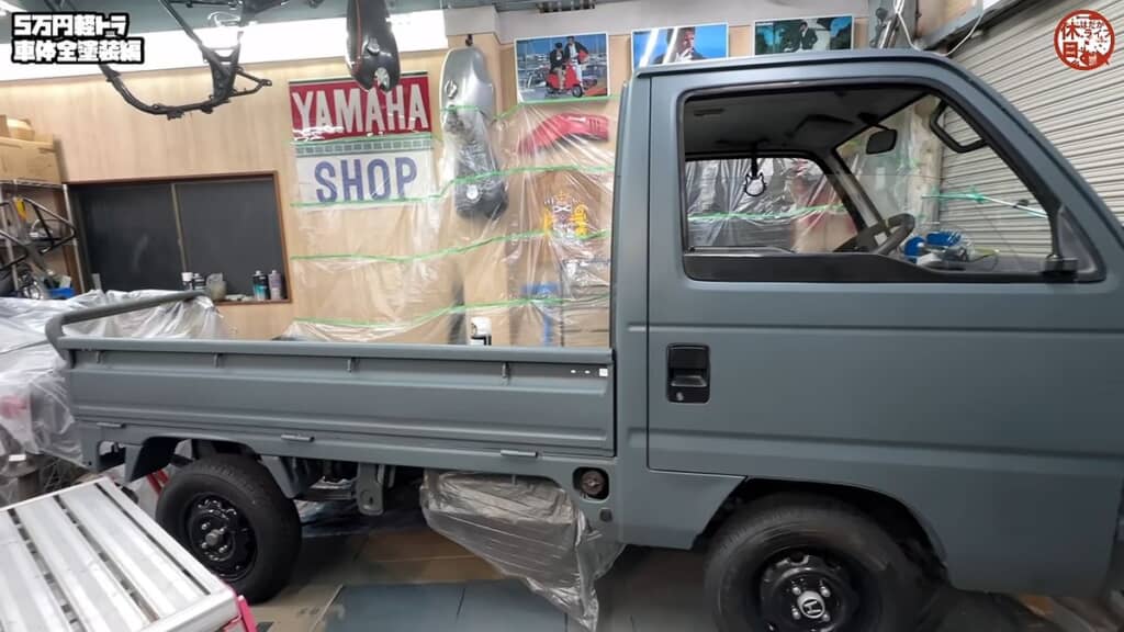全塗装後の軽トラックの側面