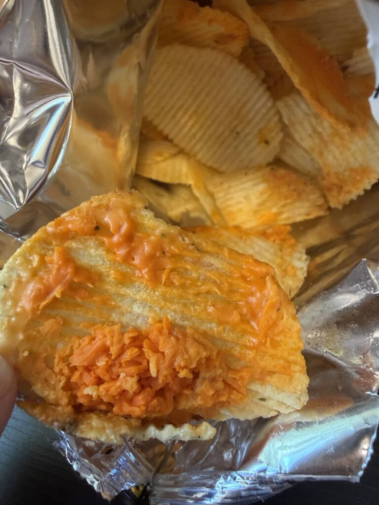ピザポテトのチーズが大量に乗ったチップス