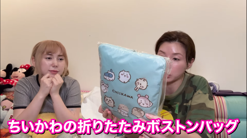 「ちいかわ 折り畳みボストンバッグ（ミントサークル）」／画像は仲里依紗公式YouTubeから引用