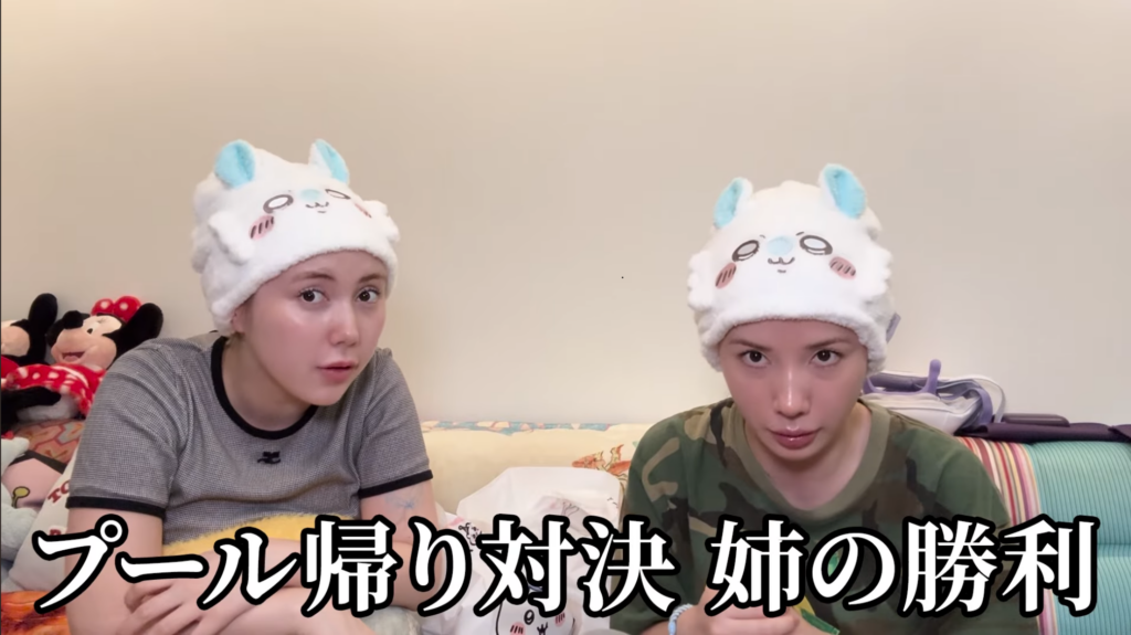 姉妹おそろいで購入した「ちいかわ 吸水キャップ（モモンガ）」（2420円）／画像は仲里依紗公式YouTubeから引用