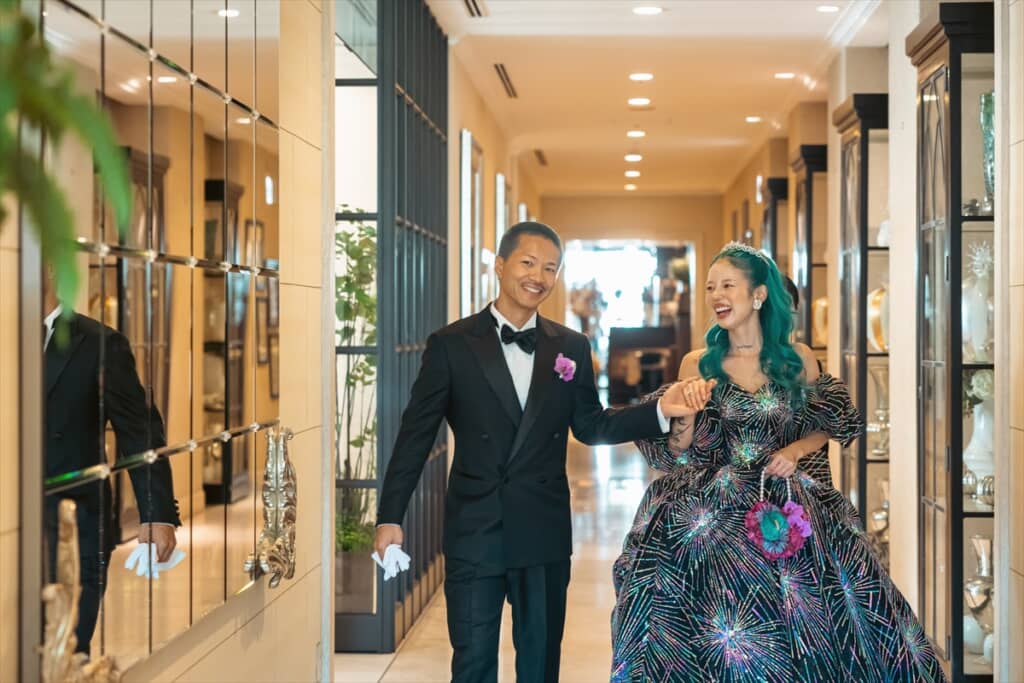 髪が水色の新婦が選んだ花火柄のドレス